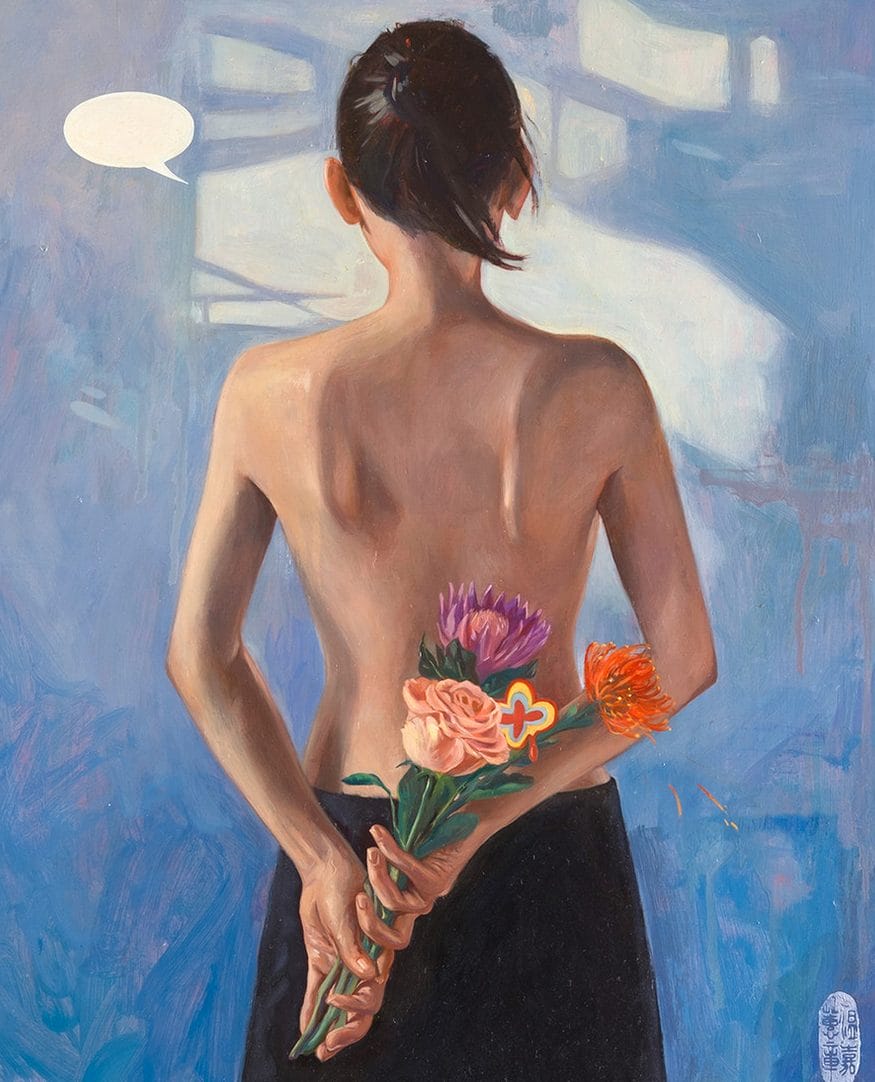 Femme torse nue de dos tenant un bouquet de fleurs