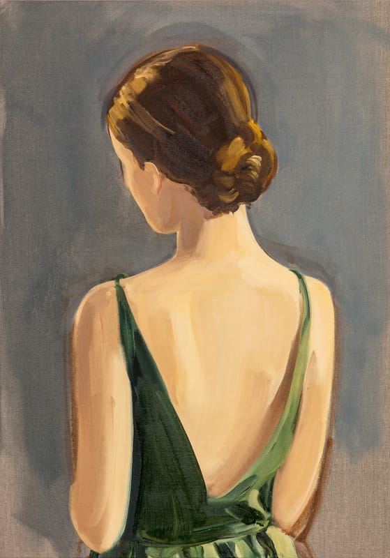 Une jeune femme est de dos. Elle est coiffée d'un chignon et porte une robe dos-nu verte. 