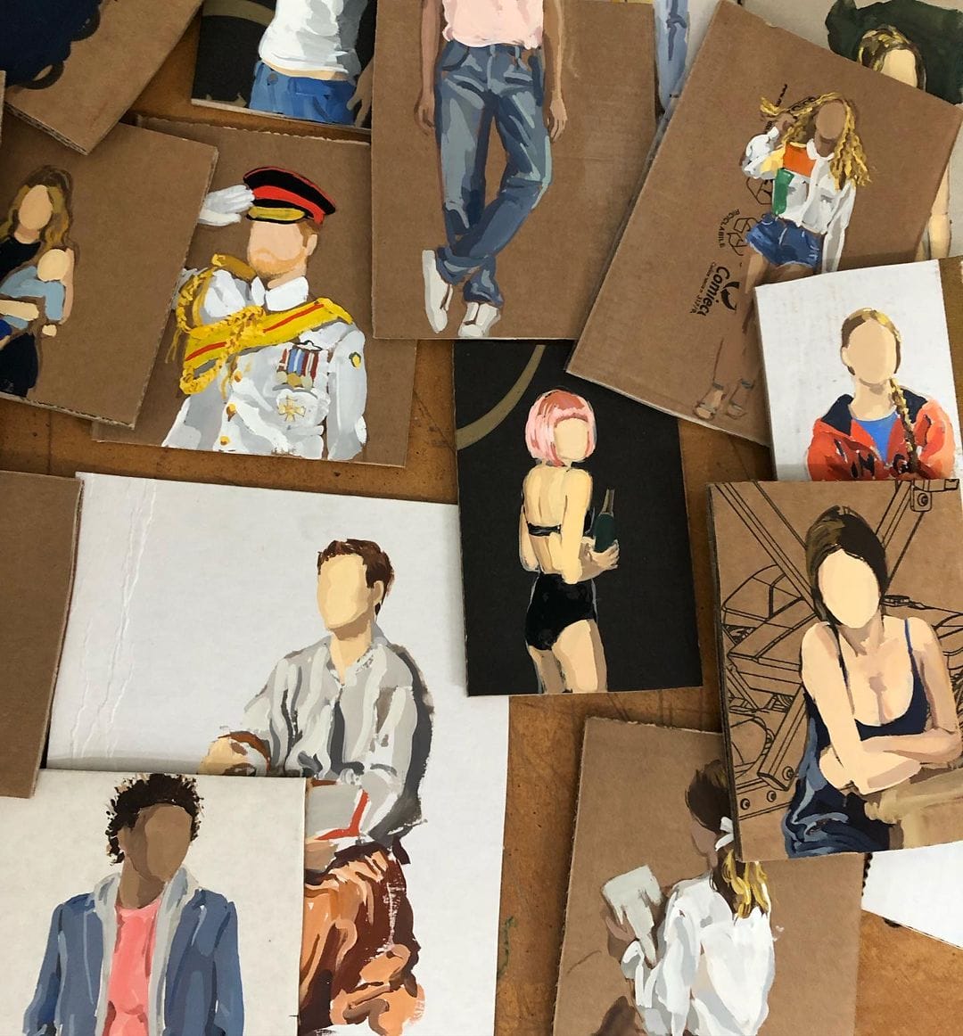 Photo de plusieurs portraits peints sur des cartons. 