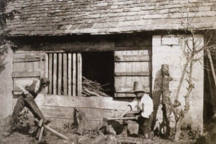 Caloytpe d'Henry Fox en noir et blanc montrant une maison et un paysant