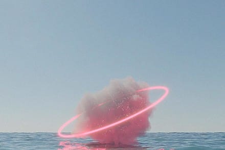Un nuage encerclé d'un néon rose touche la mer
