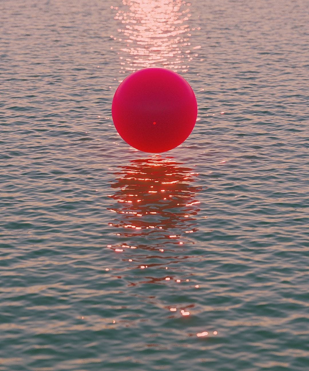 Un ballon lévite au-dessus de la mer