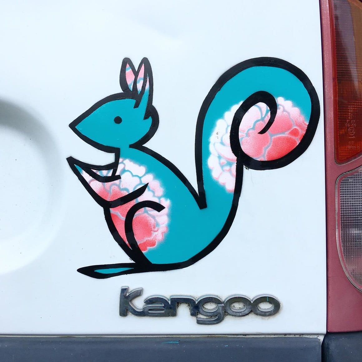 Peinture d'un écureuil à l'arrière d'une Kangoo par l'artiste Ami Imaginaire