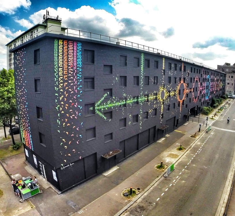 Pliages représentant les cycles lunaires sur la façade d'un immeuble parisien, par l'artiste Mademoiselle Maurice