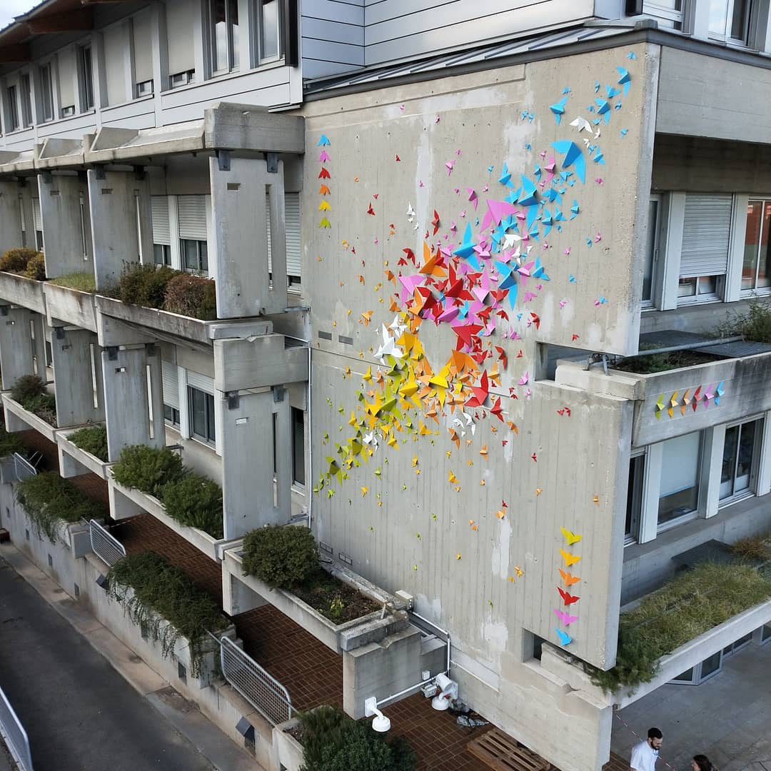 Pliages sur un mur à Lyon, par l'artiste Mademoiselle Maurice