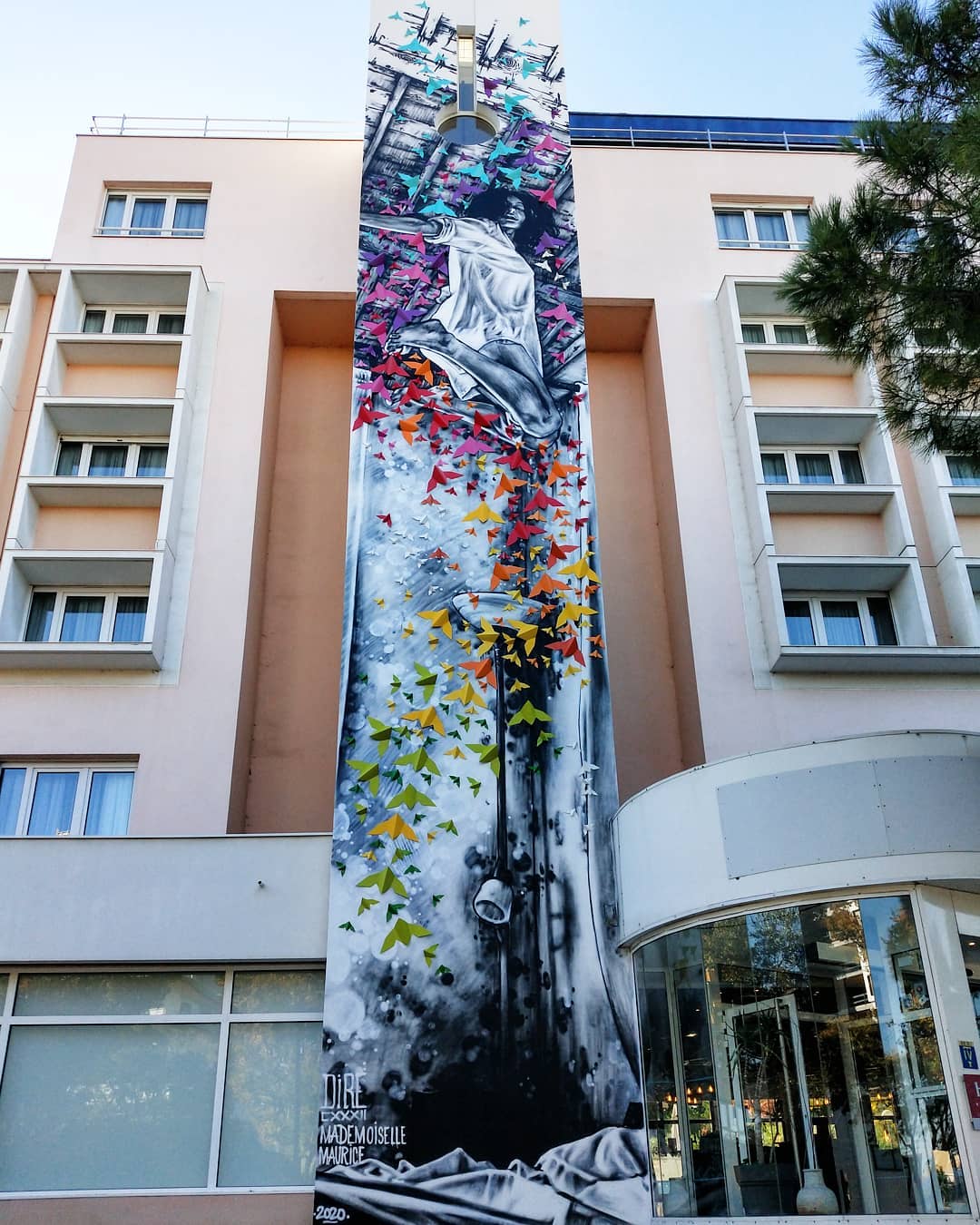 Oiseaux de metal sur la façade d'un immeuble, par l'artiste Mademoiselle Maurice