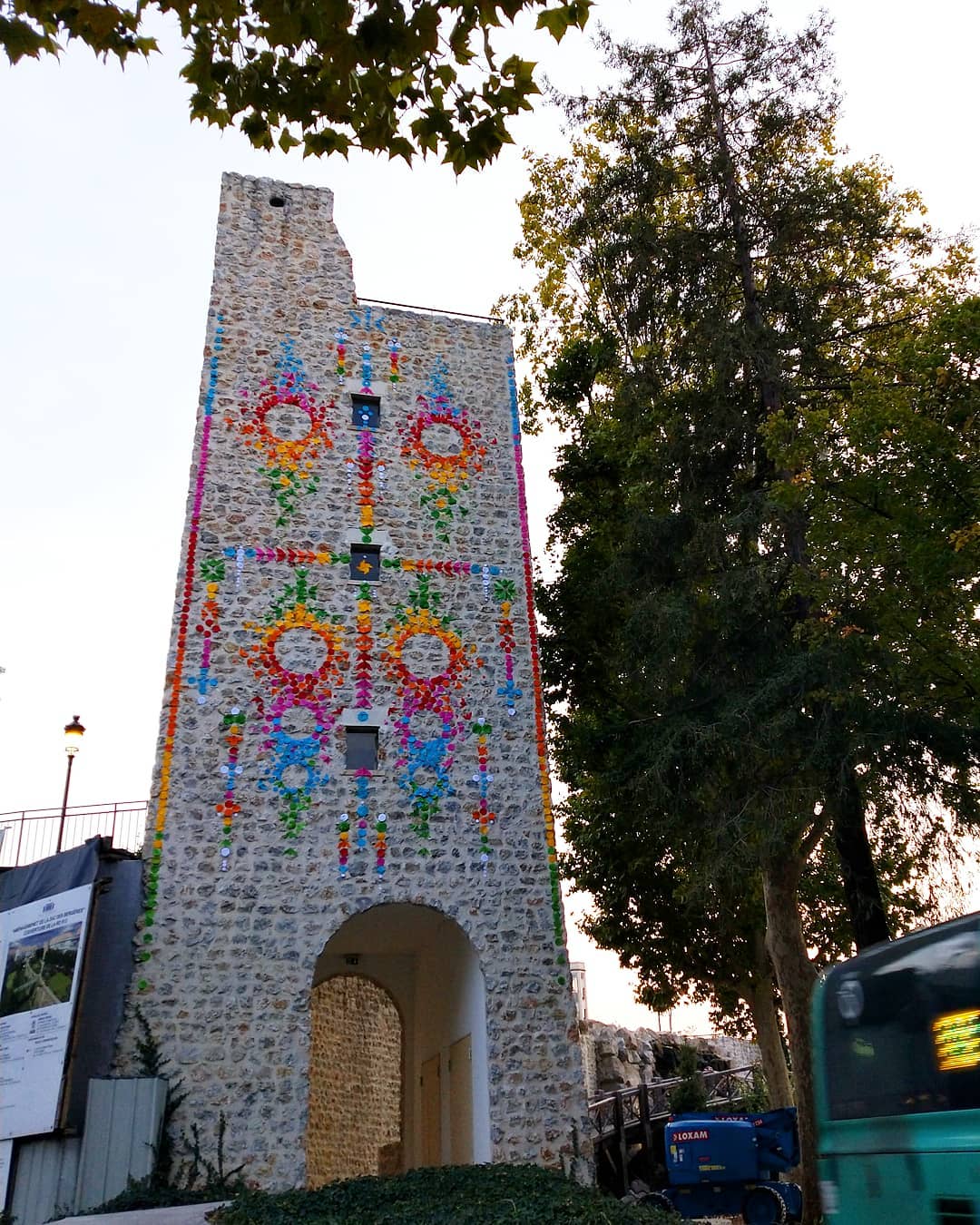 Pliage sur un mur à Puteaux, par l'artiste Mademoiselle Maurice