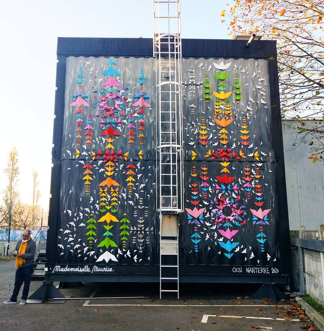 Pliages en metal sur un mur parisien, par l'artiste Mademoiselle Maurice