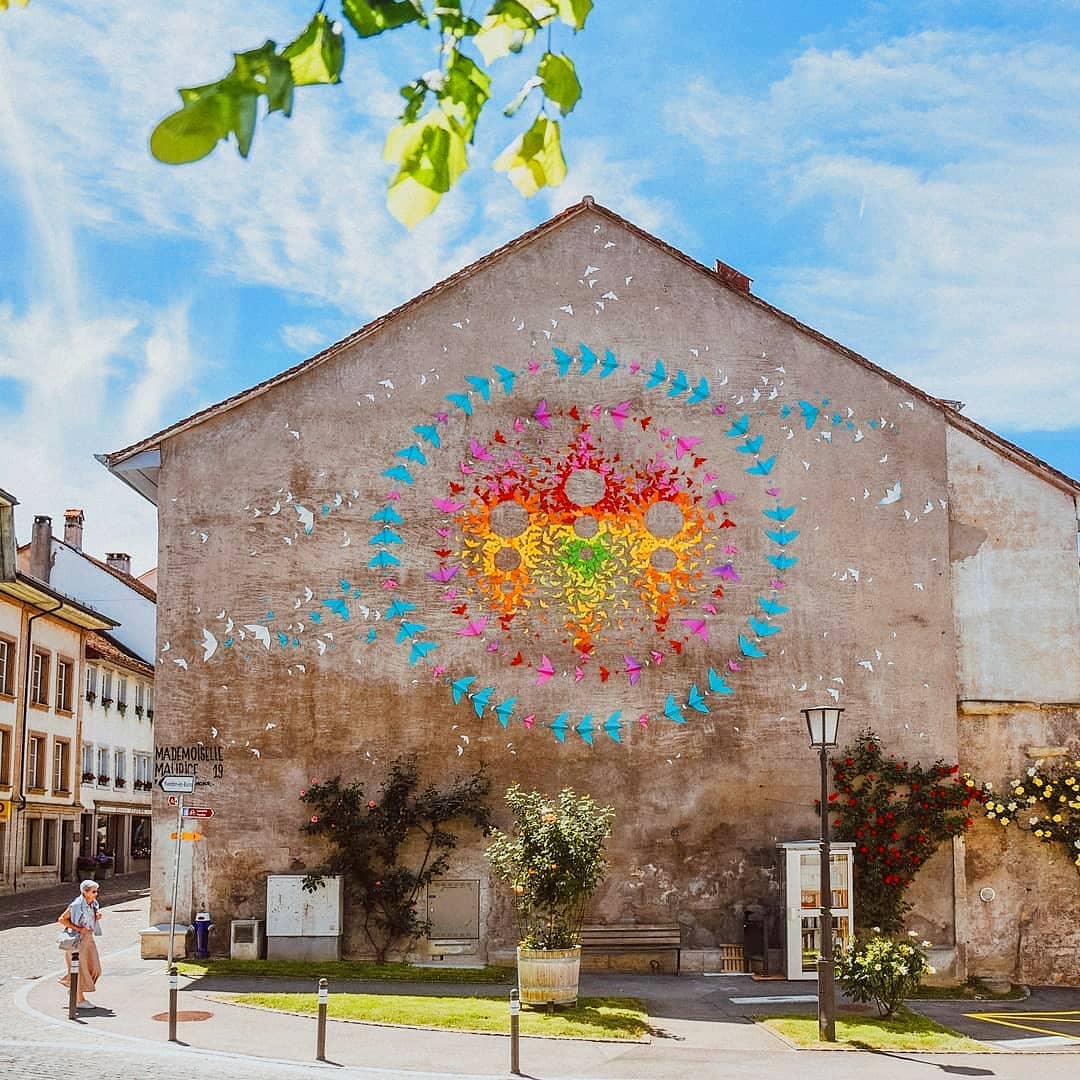 Pliages sur un mur en Suisse, par l'artiste Mademoiselle Maurice