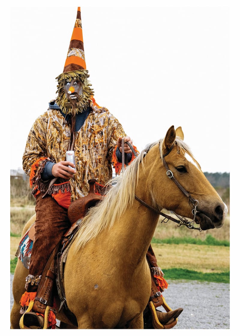 Un carnavalier déguisé et à cheval