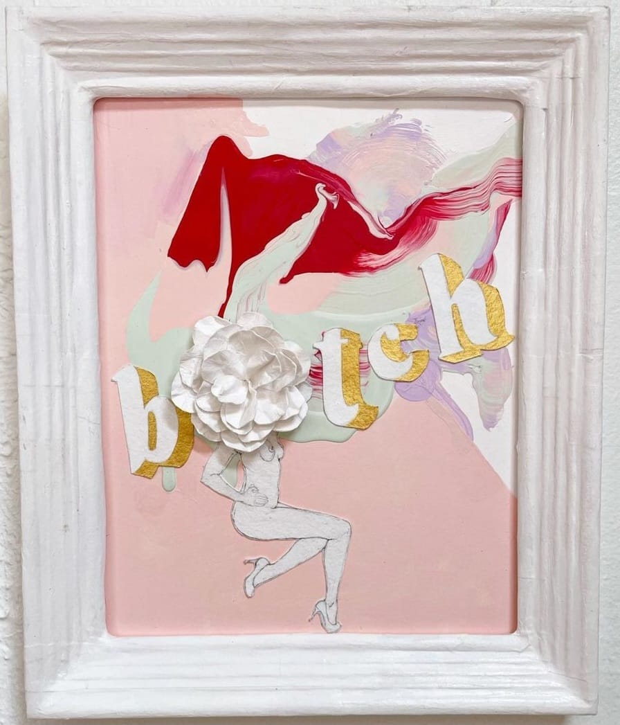 Acrylique, crayon et collage dans un cadre recyclé d'une femme nue assise avec une fleur blanche sur la tête par Cameron Kester