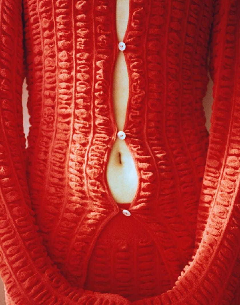 Photographie d'un ensemble rouge par Li Hui