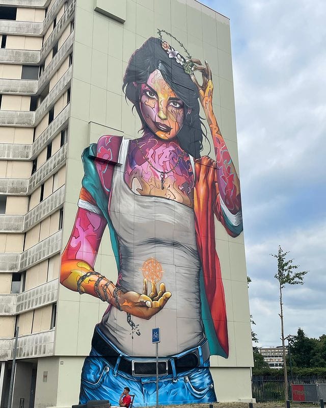 Graffiti d'une femme sur un immeuble par Snake