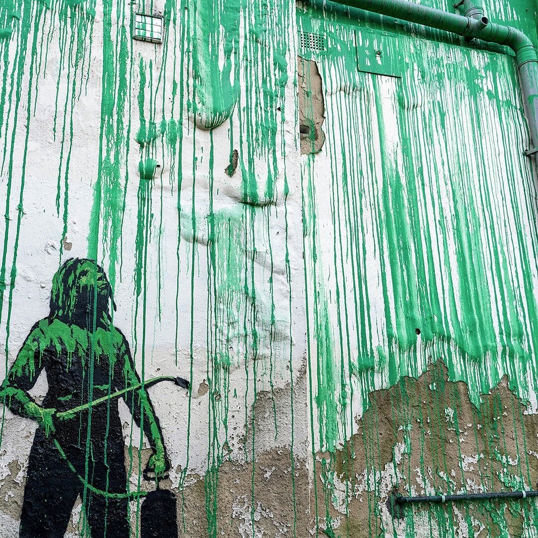 Une coulée de peinture verte par Banksy