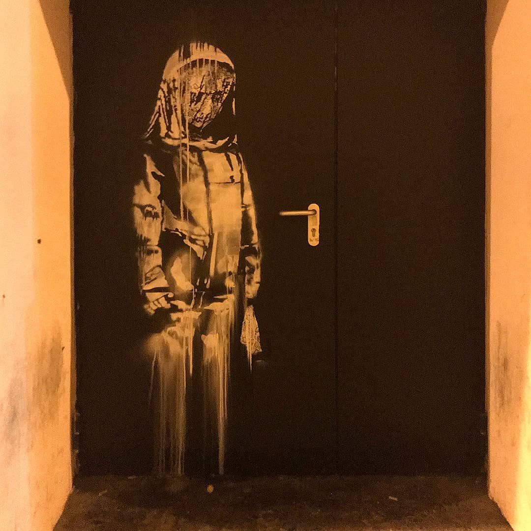 Une porte du Bataclan peinte par Banksy