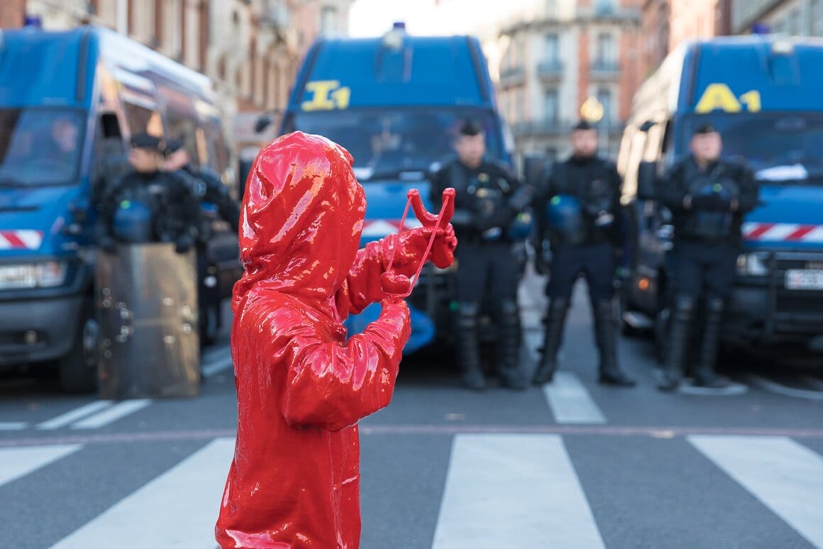 James Colomina rouge enfant contre policier